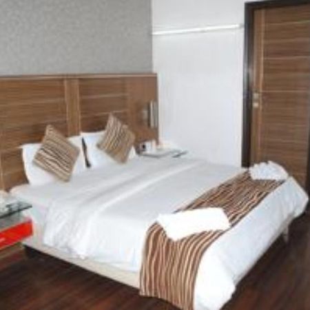 Hotel Metro Continental Delhi Szoba fotó
