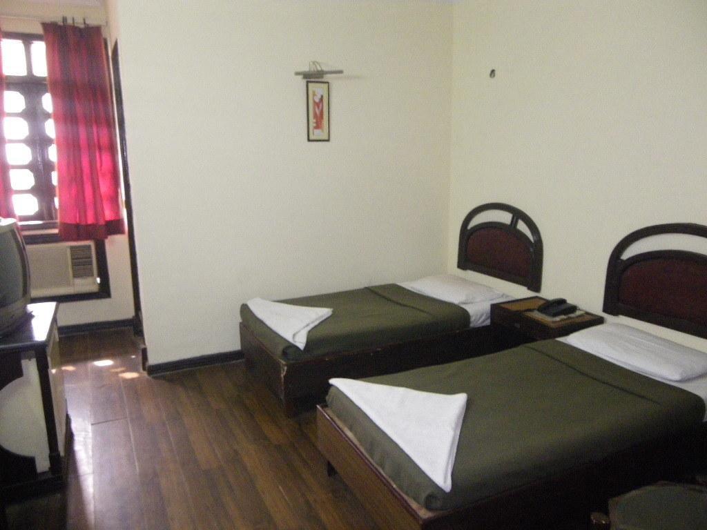 Hotel Metro Continental Delhi Szoba fotó