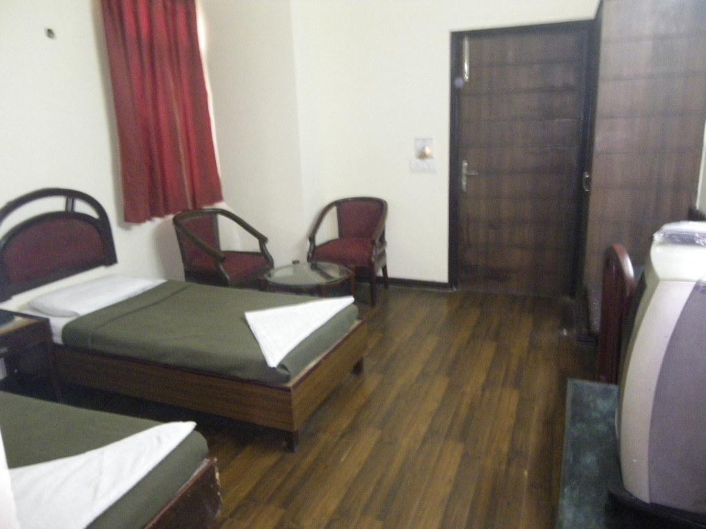 Hotel Metro Continental Delhi Szoba fotó